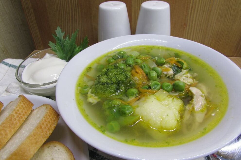 Ang sabaw sa karne nga adunay cauliflower ug broccoli