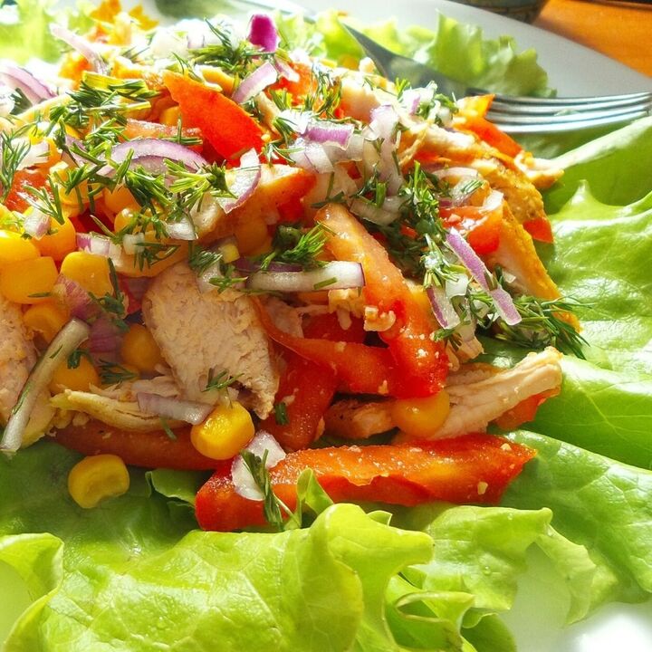 Salad sa utanon nga adunay manok