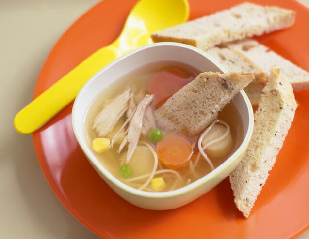 Sabaw sa manok nga adunay mga crouton